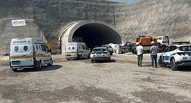 Tünelde çalışan işçiler demir ile iskele arasına sıkıştı: 1 ölü, 5 yaralı