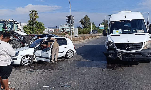 Tur minibüsü ile otomobil çarpıştı: 2 yaralı