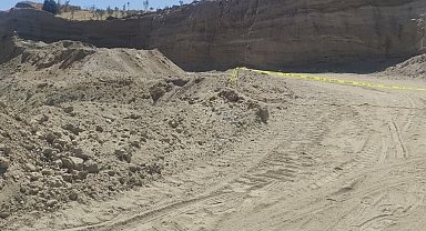 Turgutlu'da kum ocağında kamyonun altında kalan bir kişi haytını kaybetti