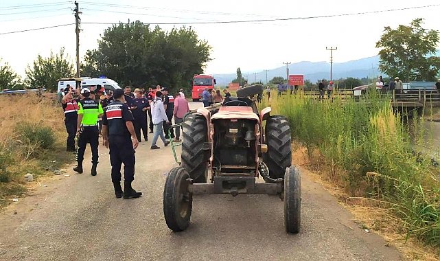 Turgutlu'da traktörün işçi taşıyan kasası devrildi: 4 yaralı