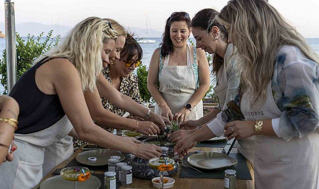 Turistler Bodrum'da mutfağa girdi: "Kendi topladıkları börülceyi sofrada yediler"