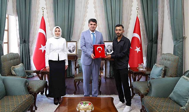 Türk bayrağını düzeltmek için direğe tırmanan gence Vali Kalaylı'dan teşekkür