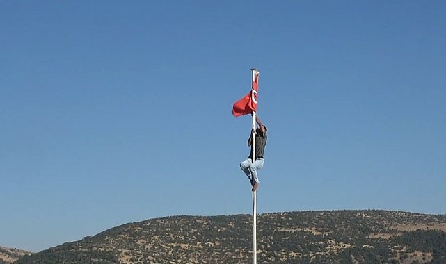 Türk bayrağını düzeltmek için direğe tırmandı