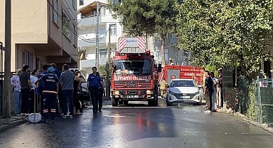 Tuzla'da 2 katlı binanın çatısı alev alev yandı