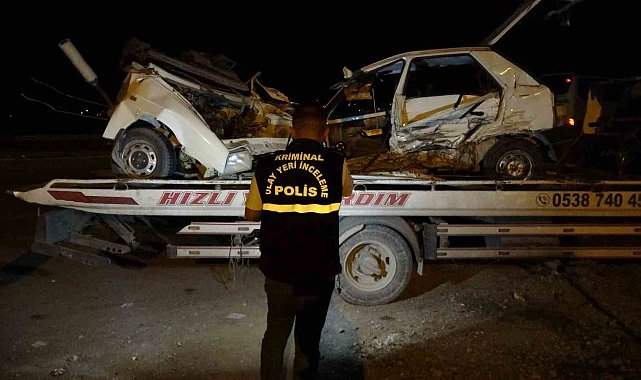 Üç aracın karıştığı kazada ikiye bölünen otomobilin sürücüsü hayatını kaybetti