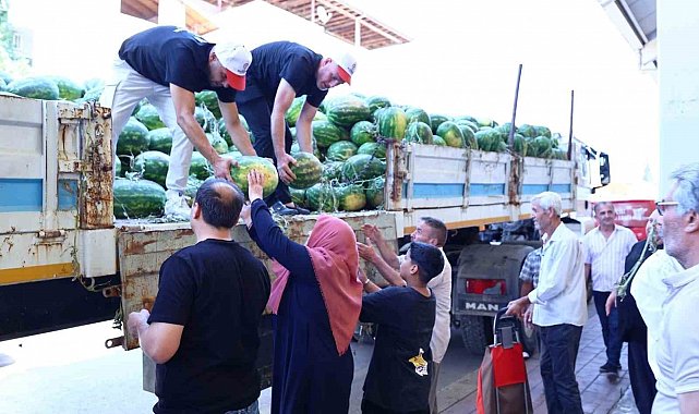 Üreticinin karpuzu Büyükşehir eliyle ihtiyaç sahibine ulaştırılıyor