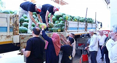 Üreticinin karpuzu Büyükşehir eliyle ihtiyaç sahibine ulaştırılıyor