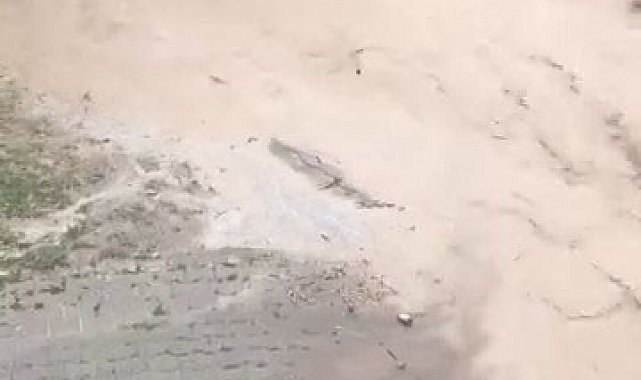 Ürgüp'te sağanak sele neden oldu: Araçta mahsur kalanlar arka camdan kurtarıldı