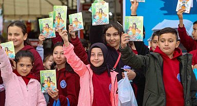 Uşak Kitap Fuarında kitaplar ve ünlü yazarlar okurlarla buluşuyor
