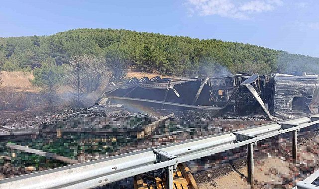 Uşak'ta bariyere çarpan alkol yüklü tır alev aldı