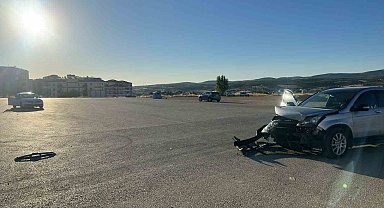 Uşak'ta iki otomobil çarpıştı: 1'i çocuk 3 kişi yaralandı