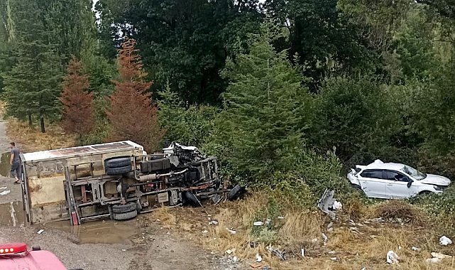 Uşak'ta kamyonet yol kenarından duran otomobile ve dışındaki abi kardeşe çarptı: 3 ağır yaralı