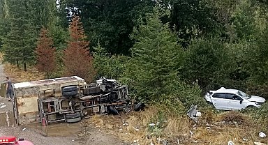 Uşak'ta kamyonet yol kenarından duran otomobile ve dışındaki abi kardeşe çarptı: 3 ağır yaralı