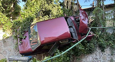 Uşak'ta kontrolden çıkan otomobil korkuluklarda asılı kaldı: 1 yaralı