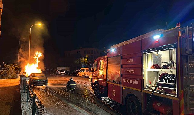 Uşak'ta park halindeki otomobilde çıkan yangın söndürüldü