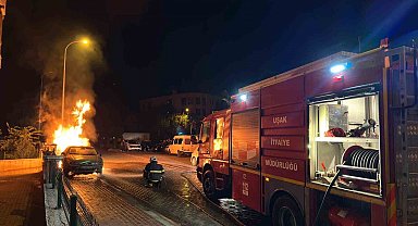 Uşak'ta park halindeki otomobilde çıkan yangın söndürüldü