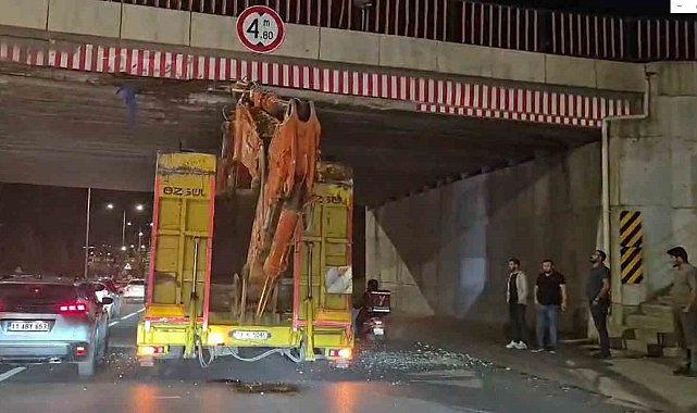 Üst geçide sıkışan tır trafiği aksattı