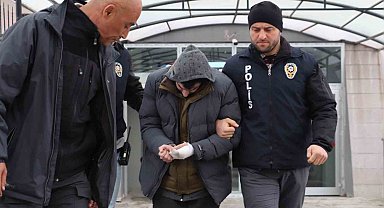 Üvey babasını bıçaklayarak öldüren sanık hakim karşısında