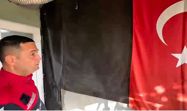 Uyuşturucuyu Türk bayrağıyla kamufle etmeye çalıştılar, jandarmanın gözünden kaçmadı