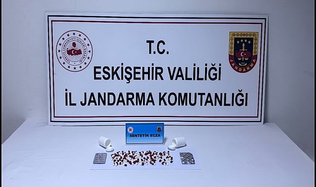 Üzerinde 128 adet sentetik ecza hapı taşıyan otobüs yolcusu jandarmaya yakalandı