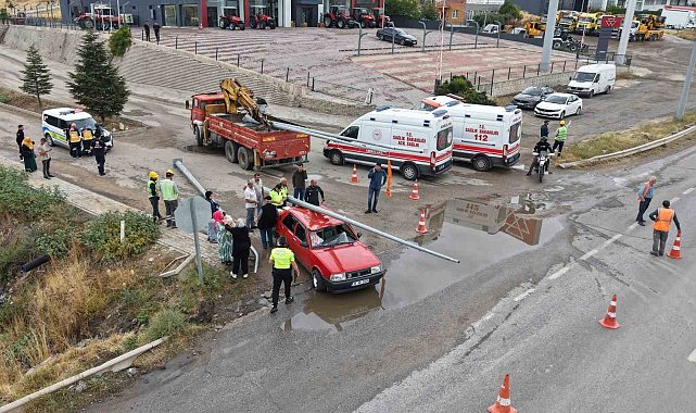 Üzerine aydınlatma direği düşen Tofaş otomobil hurdaya döndü