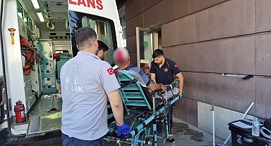 Üzerine buzdolabı devrilen kişi yaralandı