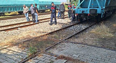 Vagonun üzerine çıkan baba ve oğluna yüksek gerilim hattındaki elektrik çarptı