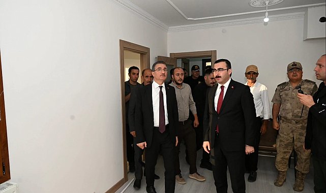 Vali Baruş, Çat'ta yapımı tamamlanan deprem konutlarını yerinde inceledi