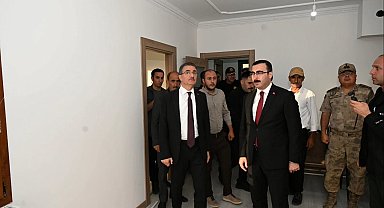 Vali Baruş, Çat'ta yapımı tamamlanan deprem konutlarını yerinde inceledi