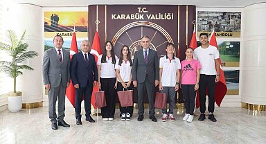 Vali Çağatay'dan başarılı sporculara hediye