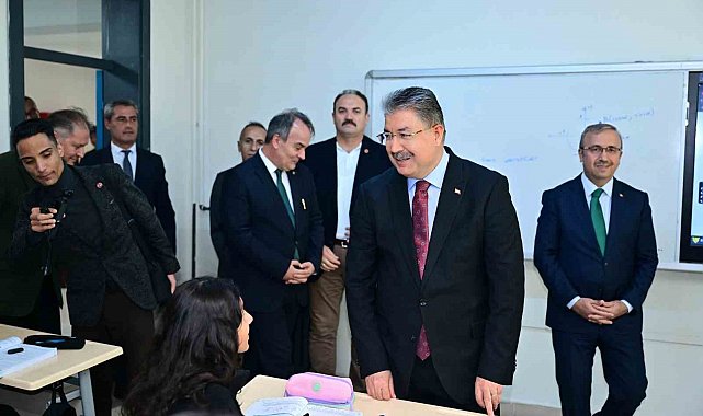 Vali Dr. Erdinç Yılmaz lise öğrencileriyle bir araya geldi