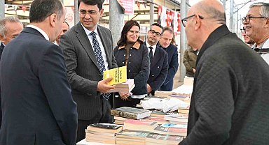 Vali Kartal, Uşak Kitap Fuarı'nı ziyaret etti