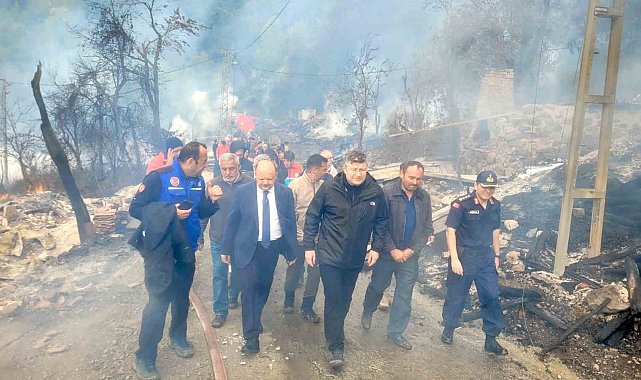 Vali Meftun Dallı'dan 11 evin küle döndüğü yangınla ilgili açıklama: "Kontrol altında, soğutma çalışmaları devam ediyor"