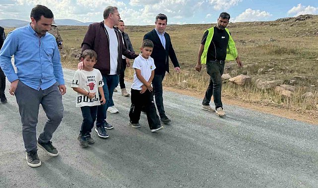 Vali Polat köy yollarını inceledi, çocuklar yalnız bırakmadı