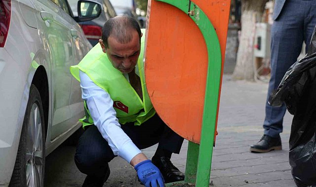 Vali Taşolar sahaya indi: Eline fırça ve faraş alıp şehri temizledi