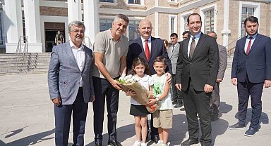 Vali ve milletvekili, çocuklarla 'o piti piti' oynadı