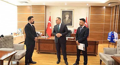 Validen Heimlich manevrasıyla küçük çocuğun hayatını kurtaran polislere başarı belgesi