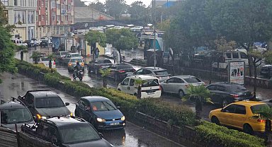 Valilik uyardı, sağanak yağış Zonguldak'ta vatandaşlara zor anlar yaşattı