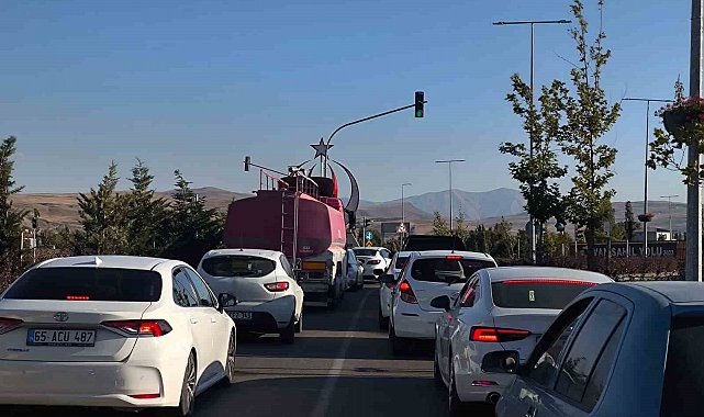 Van Gölü sahil yolunda tehlike büyüyor