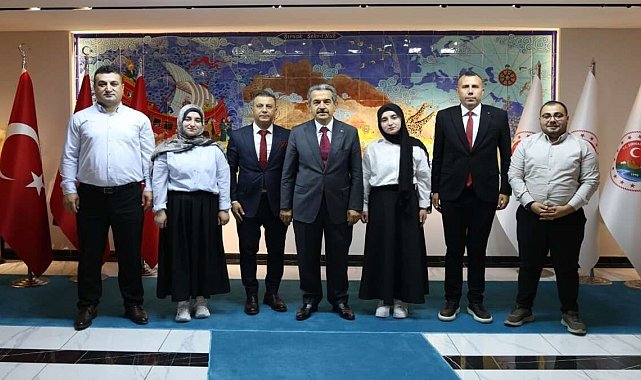 Van Yüzüncü Yıl Tıp Fakültesini kazanan ikiz kardeşler Vali Ekici'yi ziyaret etti