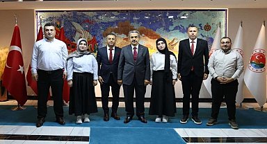 Van Yüzüncü Yıl Tıp Fakültesini kazanan ikiz kardeşler Vali Ekici'yi ziyaret etti