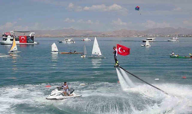 Van'da GölFest heyecanı: Türk bayrağıyla flyboard gösterisi nefes kesti