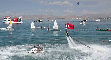 Van'da GölFest heyecanı: Türk bayrağıyla flyboard gösterisi nefes kesti