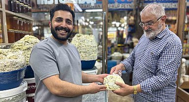 Van'ın meşhur otlu küp peyniri tezgâhlardaki yerini almaya başladı