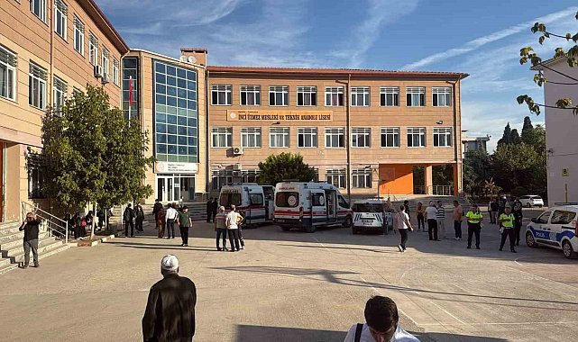 Veliler silah seslerinin yükseldiği okula akın etti