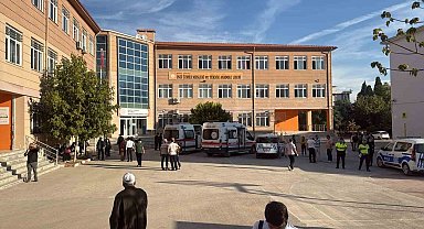 Veliler silah seslerinin yükseldiği okula akın etti