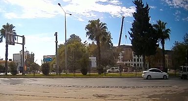 Vinçten düşen beton blok korkuttu
