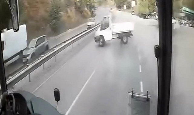 Virajı alamayan kamyonet spin attı: O anlar kamerada
