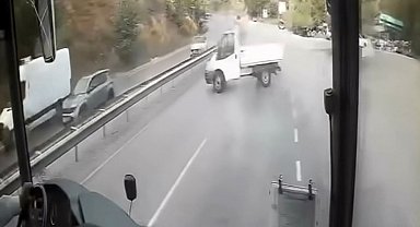 Virajı alamayan kamyonet spin attı: O anlar kamerada