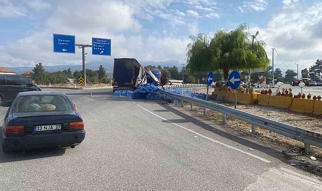 Virajı alamayan su yüklü tır devrildi